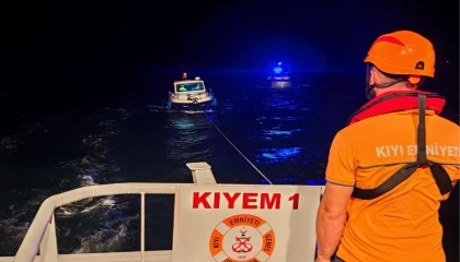 Kilitbahir açıklarında sürüklenen tekne kurtarıldı