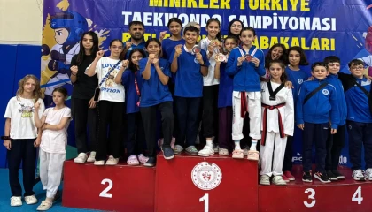 Kocaeli’nin gururu Kağıtspor kürsülerden inmiyor