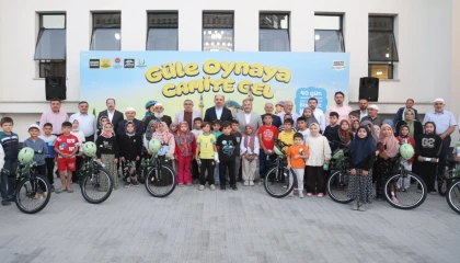 Konya’da ’güle oynaya camiye’ gittiler
