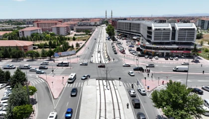 Konya’da tramvay hattı enerji montajı sürüyor