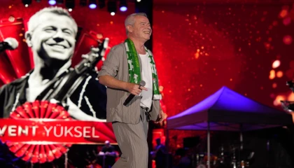 Levent Yüksel dillerden düşmeyen şarkıları Bursa’da seslendirdi