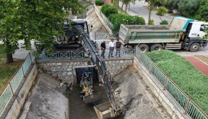 Manisa kent merkezinde dere ve kanal temizliği