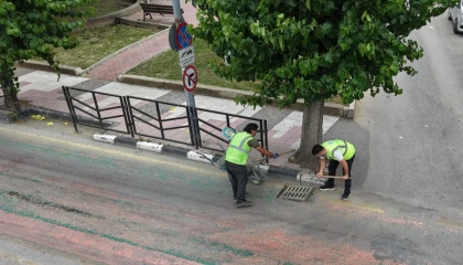 Manisa’da 17 ilçede yağmur suyu ızgaralarına düzenli bakım
