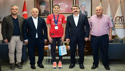 Milli tekvandocu madalya sevincini Oktay Yılmaz’la paylaştı