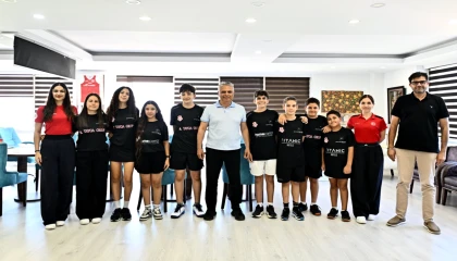 Muratpaşa Belediyespor squashta kürsüden inmiyor