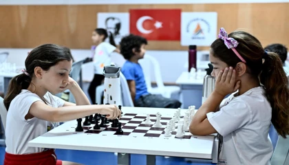 Muratpaşa’da satranç eğitimiyle çocuklar turnuvalara hazırlanıyor