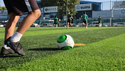 Sakarya Büyükşehir’in yenilediği zeminde ilk düdük çaldı