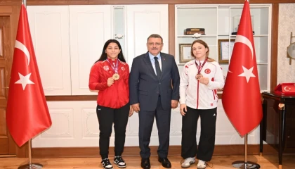 Şampiyon sporculara Başkan Genç’ten övgü