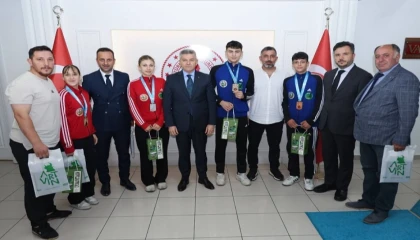 Türkiye şampiyonları Artvin Valisi’ne konuk oldu