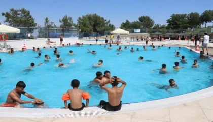 Yüzme havuzları çocukların yüzünü güldürüyor